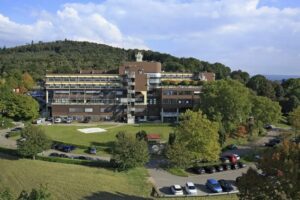 Klinikum Mittelbaden Klinik Baden-Baden Balg liegt an einem bewaldeten H&uuml;gel, von Natur umgeben.