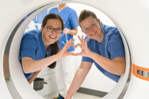 Das Bild zeigt Mitglieder des Teams der Radiologie des Onkologischen Zentrums, die mit den Fingern ein Herz formen.