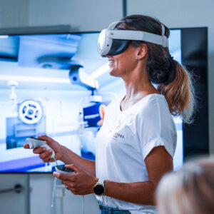 Das Bild zeigt eine Kollegin, die die Nutzung von VR-Brillen f&uuml;r eine moderne Fort- und Weiterbildung am Simulationszentrum des Klinikums Mittelbaden demonstriert.