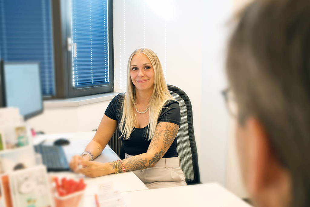 Das Bild zeigt eine MItarbeitende des Onkologischen Zentrums des Klinikums Mittelbaden im Gespr&auml;ch mit einer Patientin.