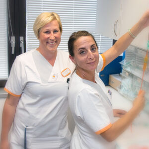 Das Bild zeigt Kolleginnen des Pflegeteams des Onkologischen Zentrums am Klinikum Mittelbaden bei der Vorbereitung von Chemotherapien.