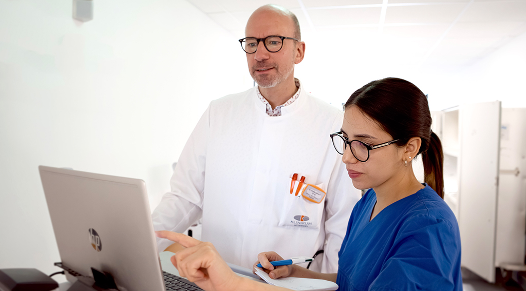 Das Bild zeigt Mitglieder des Teams des Onkologischen Zentrums am Klinikum Mittelbaden bei der Besprechung von Patientendaten.